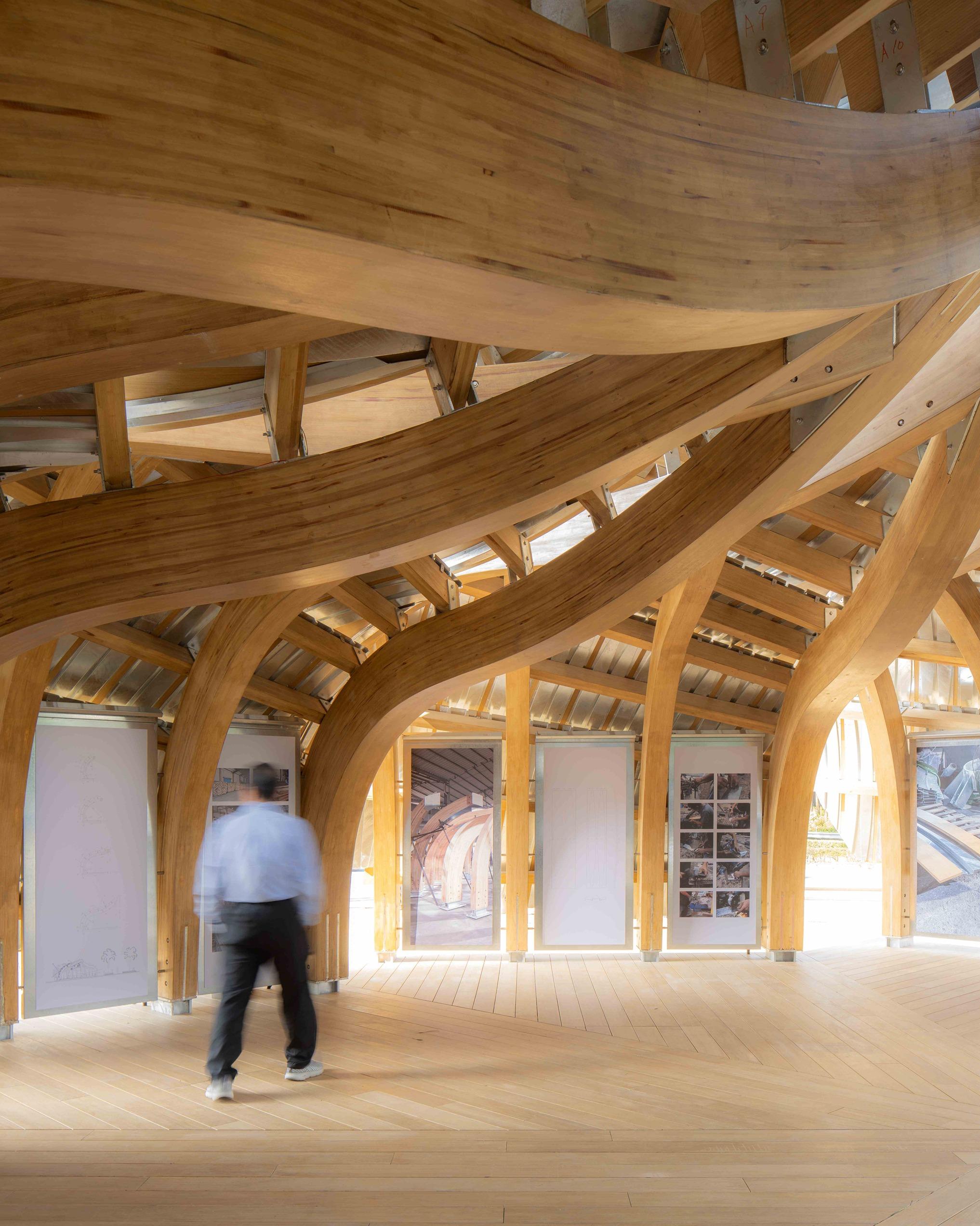 5米高展亭結合創新環境設計技術及傳承大角咀傳統造船相關工藝,旋轉建築外形借鑒船體形態,象徵著海浪的起伏。