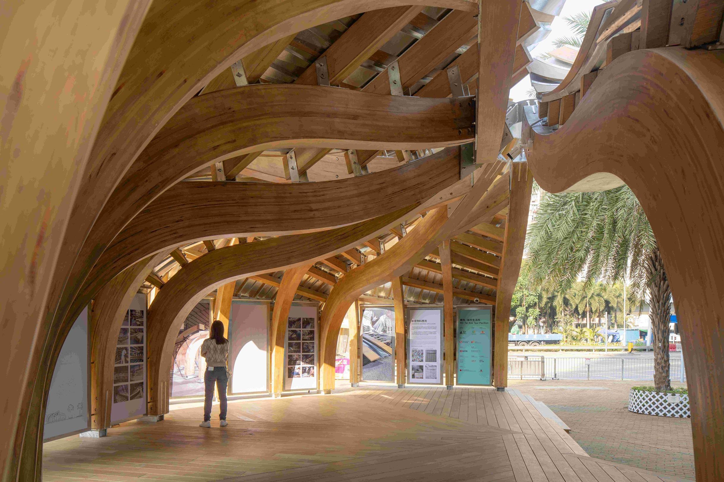 5米高展亭結合創新環境設計技術及傳承大角咀傳統造船相關工藝,旋轉建築外形借鑒船體形態,象徵著海浪的起伏。