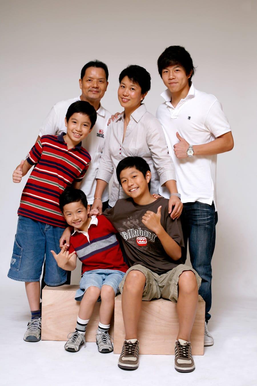 吳大強一家11年前拍攝的全家福。