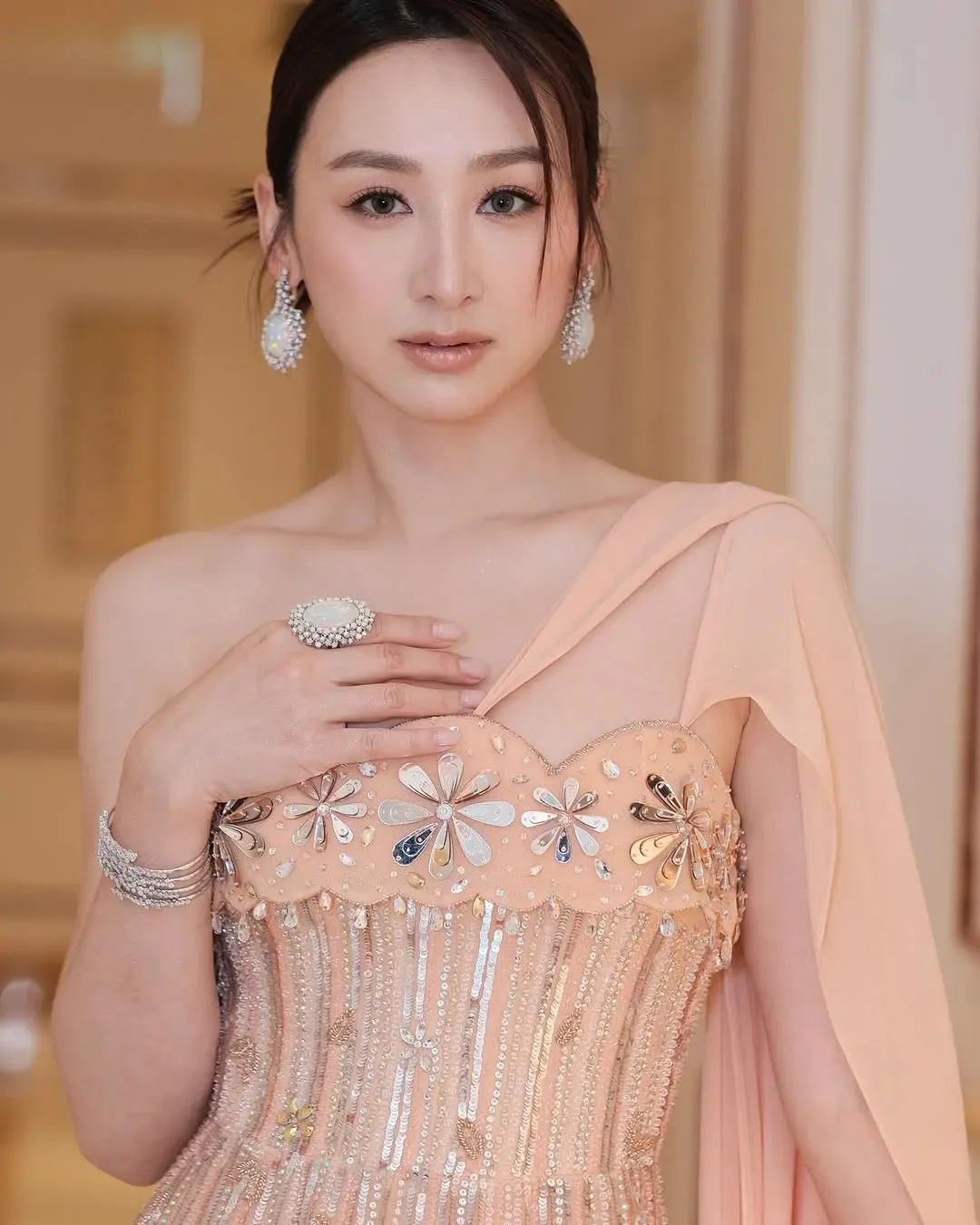 高Ling這個完美造型,展現其個人獨有魅力。