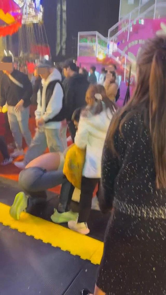 白衣大叔被黑衣男按頭壓在地上。(網片截圖)