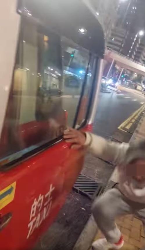 白衣男大叫,並大動作朝後倒退,摔倒在地。(網片截圖)