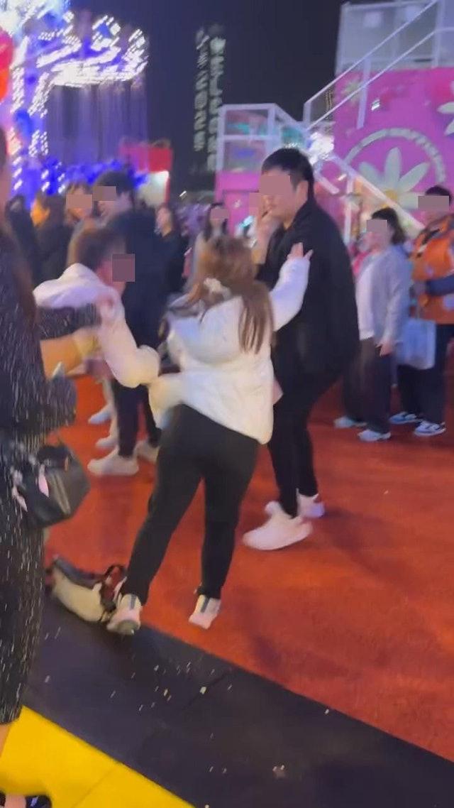 白衣大叔見黑衣男退後,隨即起身一腳踢向對方,卻被黑衣男閃開。(網片截圖)