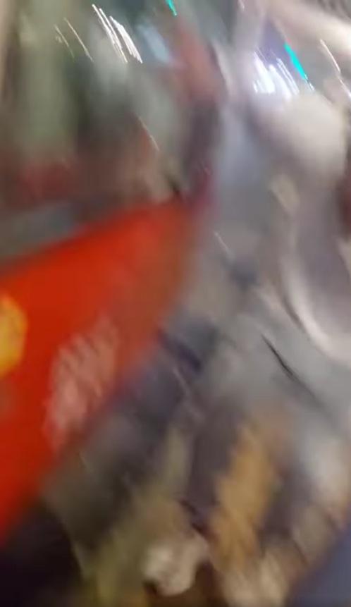 白衣男大叫,並大動作朝後倒退,摔倒在地。(網片截圖)