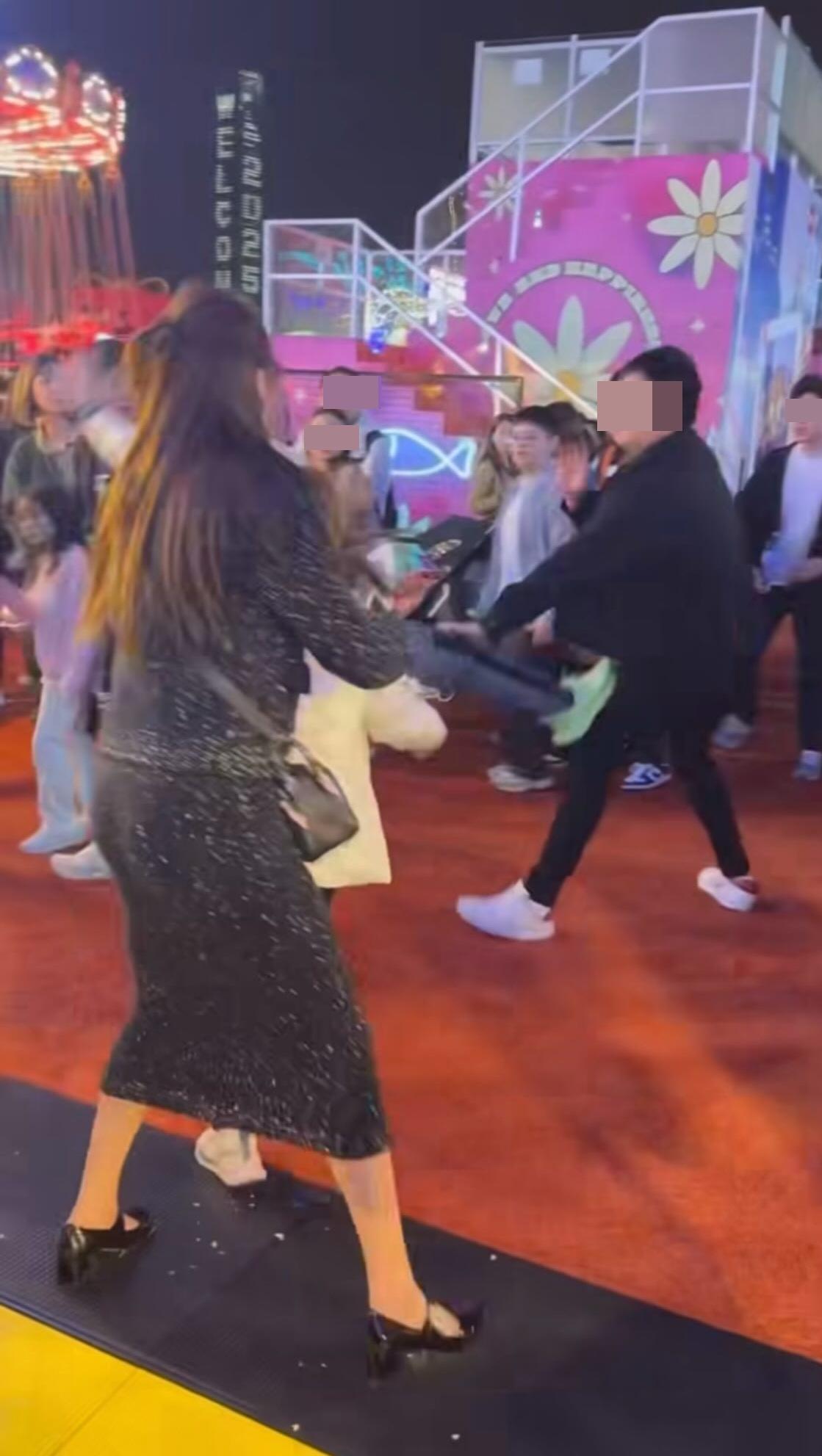 白衣男馬上回身一拳擊中白衣大叔頭部,令他倒地。(網片截圖)