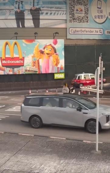 兩男在紅隧出口過馬路要職員帶走。(網片截圖)