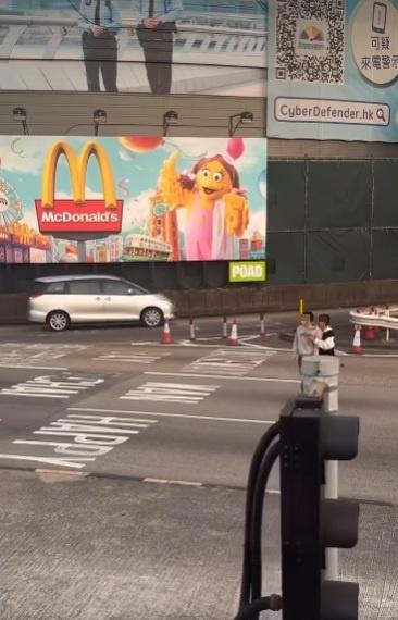 兩男在紅隧出口過馬路要職員帶走。(網片截圖)