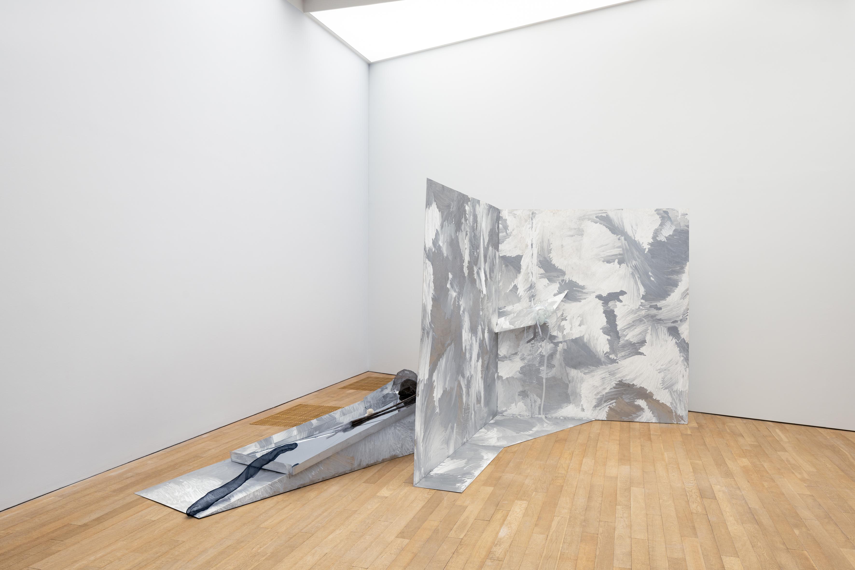 裝置作品《荒原上的花冠,或者,花冠上的荒原 一》,為大館委約作品。