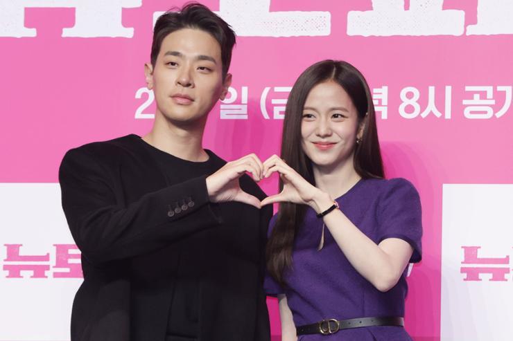 Jisoo與男主角一起派心。