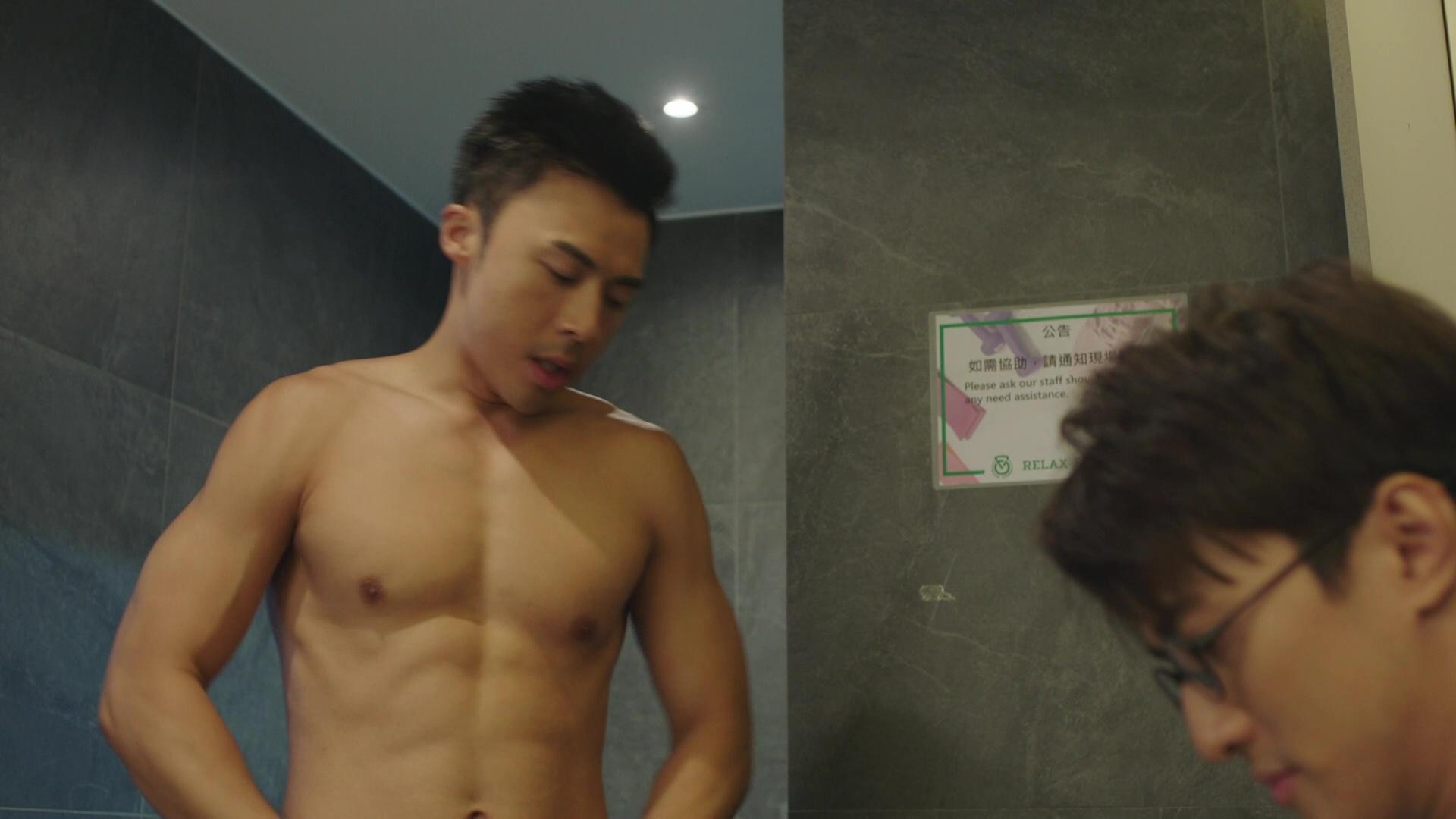 二人事前每人做了近200下掌上壓,才有這些線條成果。