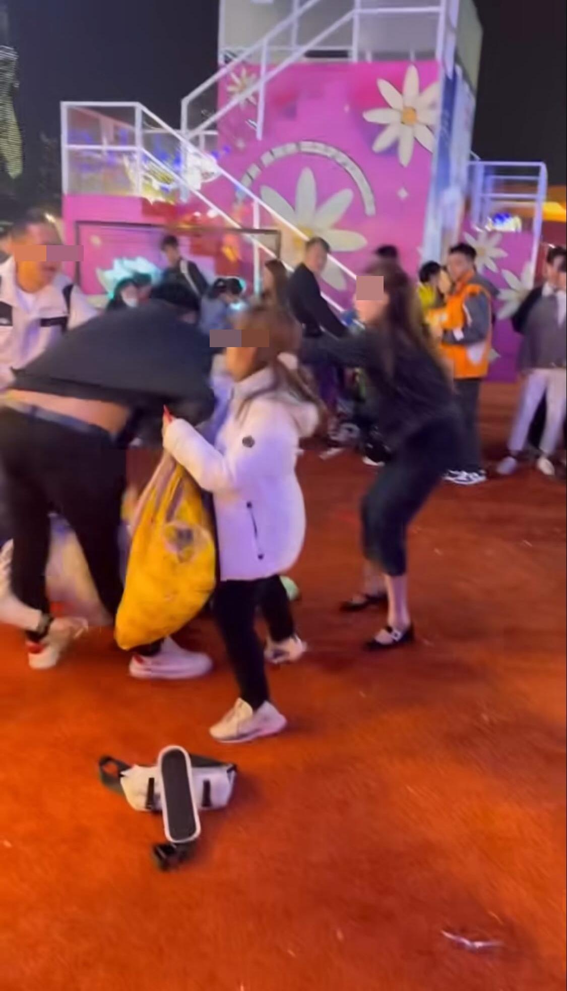 此時黑衣男得勢不饒人,被白衣大叔抓住腳後,借著失足順勢使出「霹靂鉸剪腳」。(網片截圖)