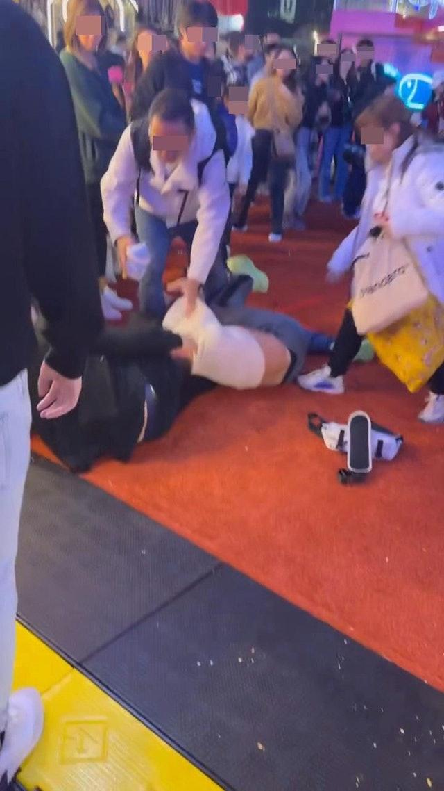 此時黑衣男得勢不饒人,被白衣大叔抓住腳後,借著失足順勢使出「霹靂鉸剪腳」。(網片截圖)