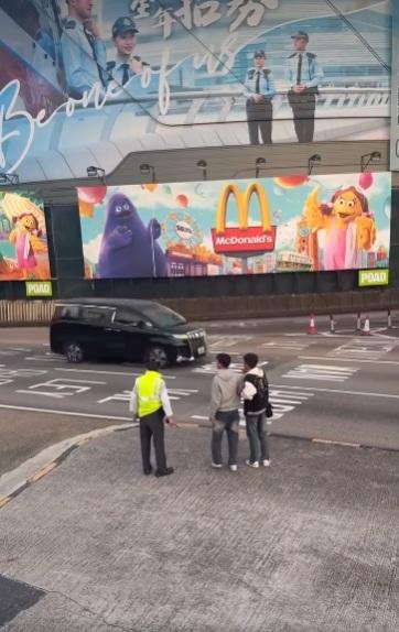 兩男在紅隧出口過馬路要職員帶走。(網片截圖)