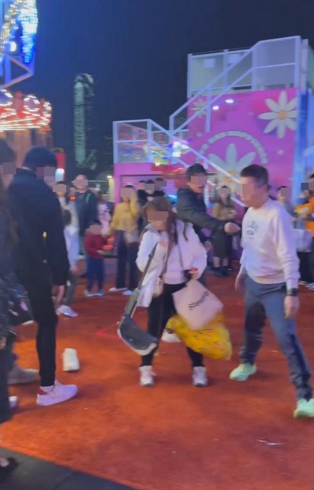 白衣大叔起來時仍不甘示弱,大喊「X你個老X」。(網片截圖)