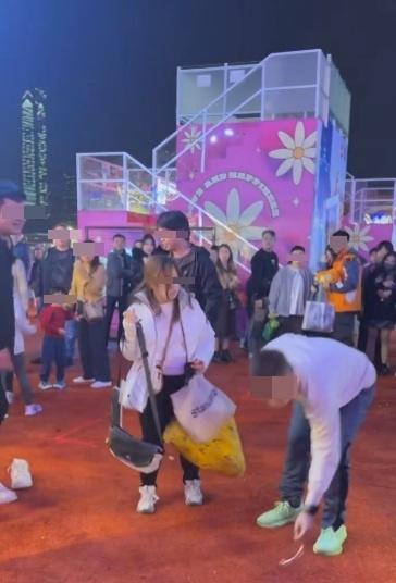 白衣大叔拾回地上的眼鏡離開。(網片截圖)