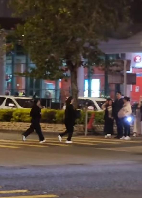 兩名女子逃走。(網片截圖)