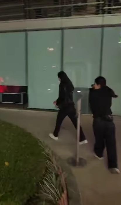 兩名女子逃走。(網片截圖)