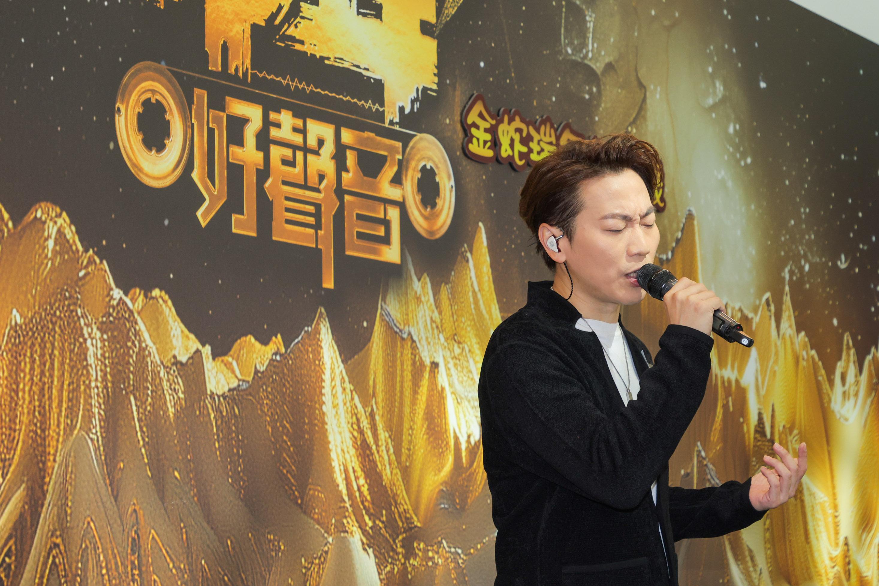 顏米羔打頭陣唱出《你是我的眼》、《開到荼蘼》炒熱現場氣氛。