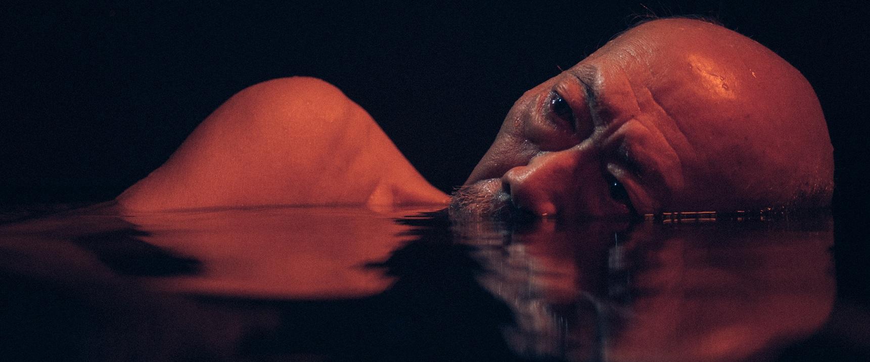 闊別銀幕多時的馮淬帆,飾演蝴蝶大廈管理員梁伯。