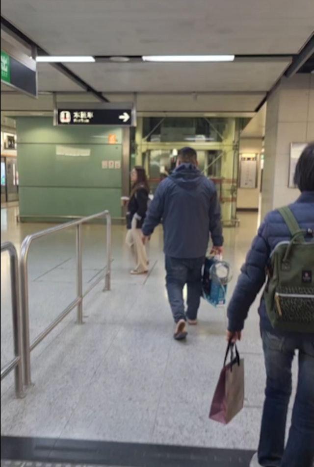 該男名右手拿著購物袋。(網片截圖)