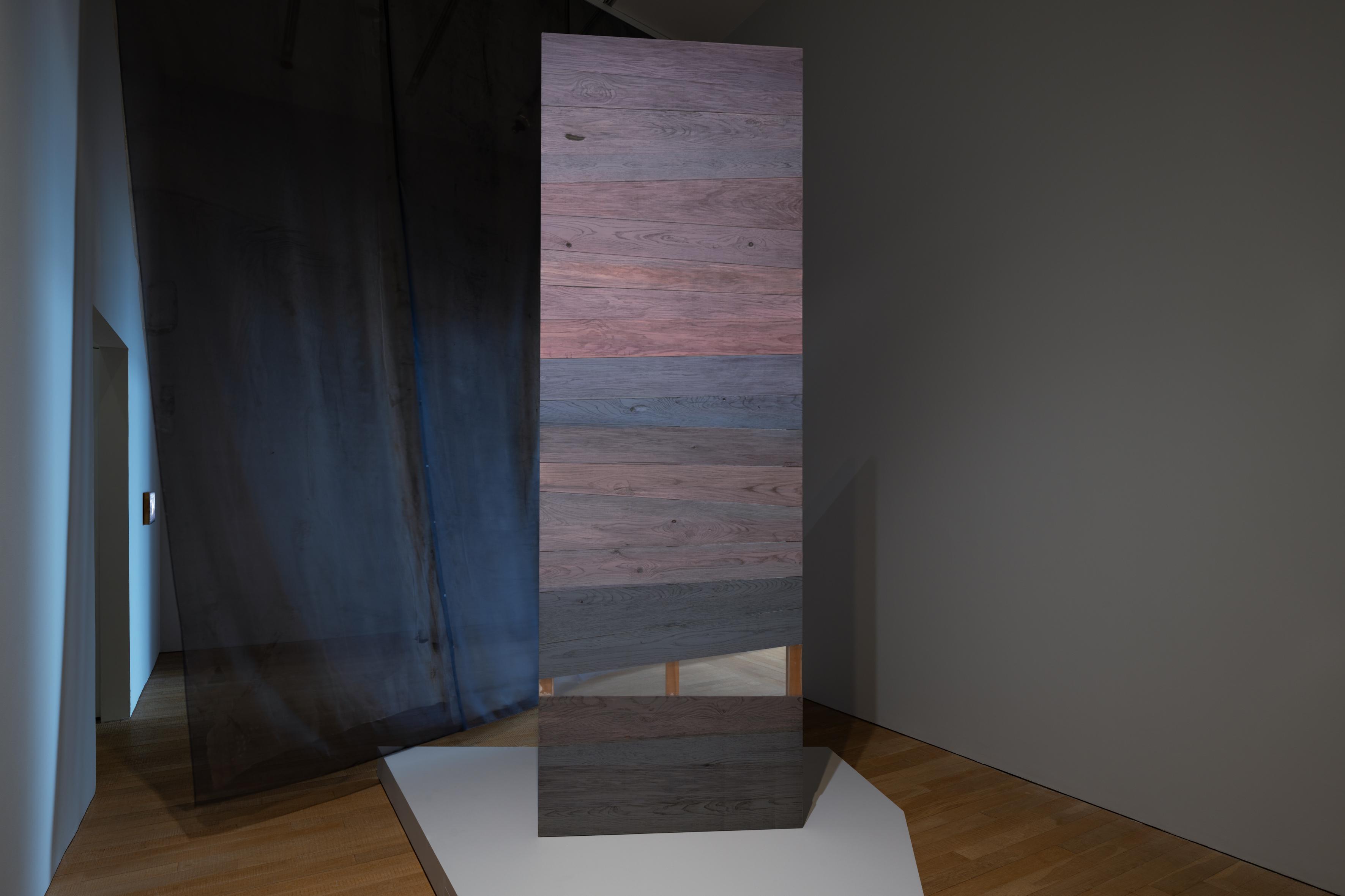 以木、墨、綃、漆、鐵釘組成的裝置作品《木/秒杪 四》。