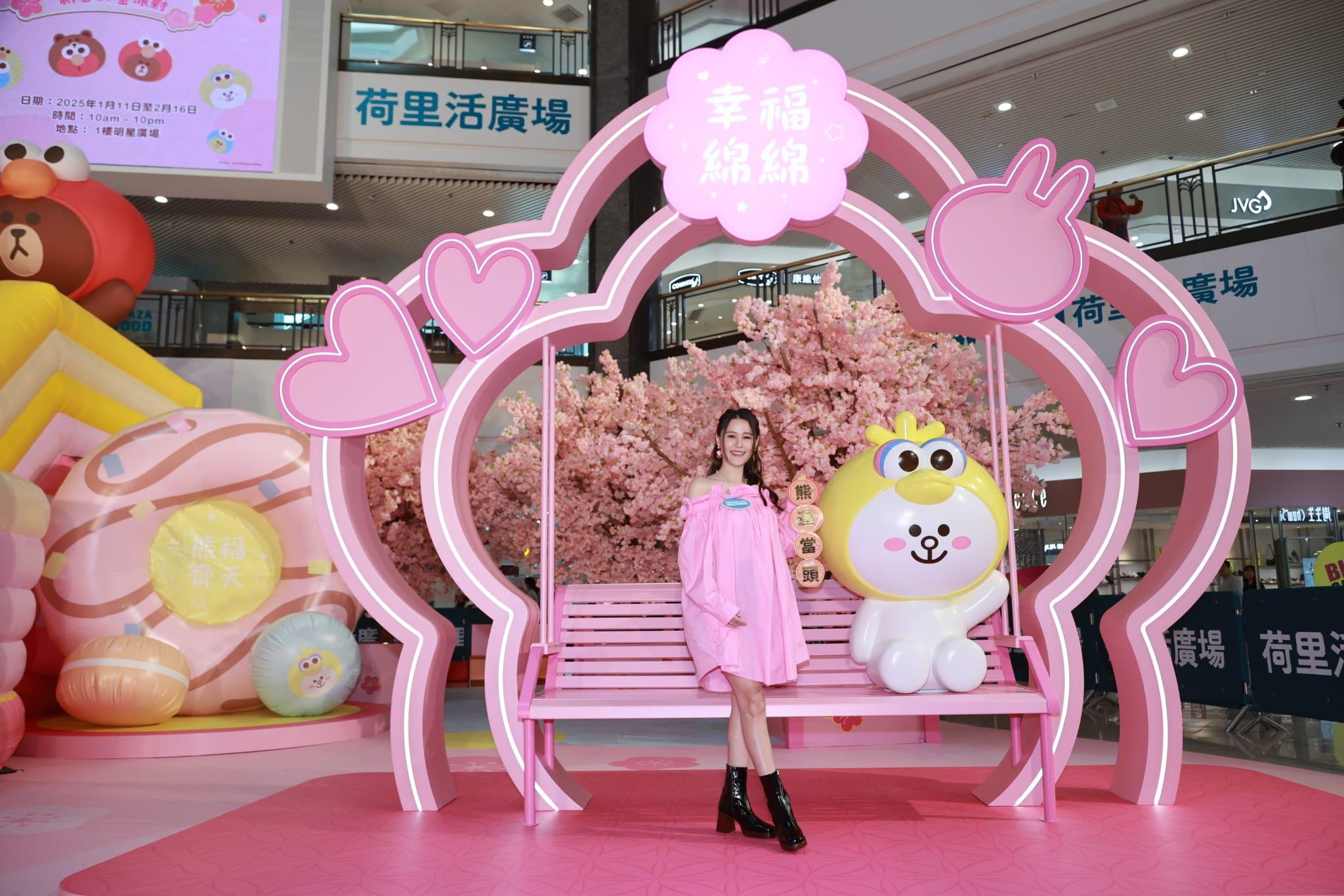 翠如呼籲家長帶小孩來留影,在粉紅色裝置下紀錄小朋友成長。