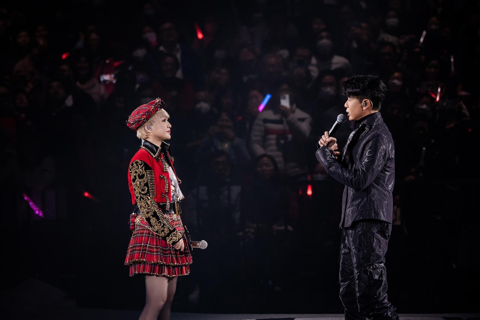 兩人從寶麗金年代已經同一間唱片公司,兜兜轉轉又再於新公司英皇娛樂中做回同事。