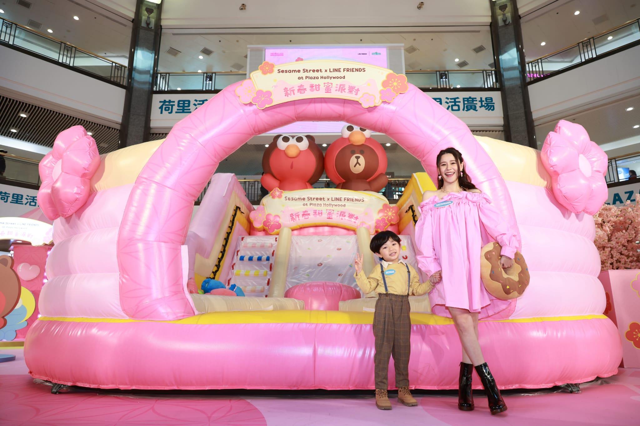 看見由Brown、Elmo做主題的糖果滑梯,翠如即衝上前打卡。