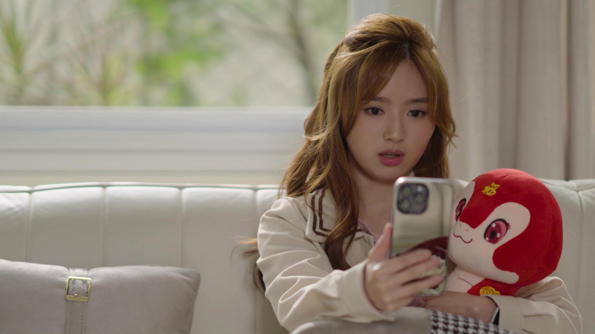 人氣小花羅毓儀飾演吳偉豪妹妹。