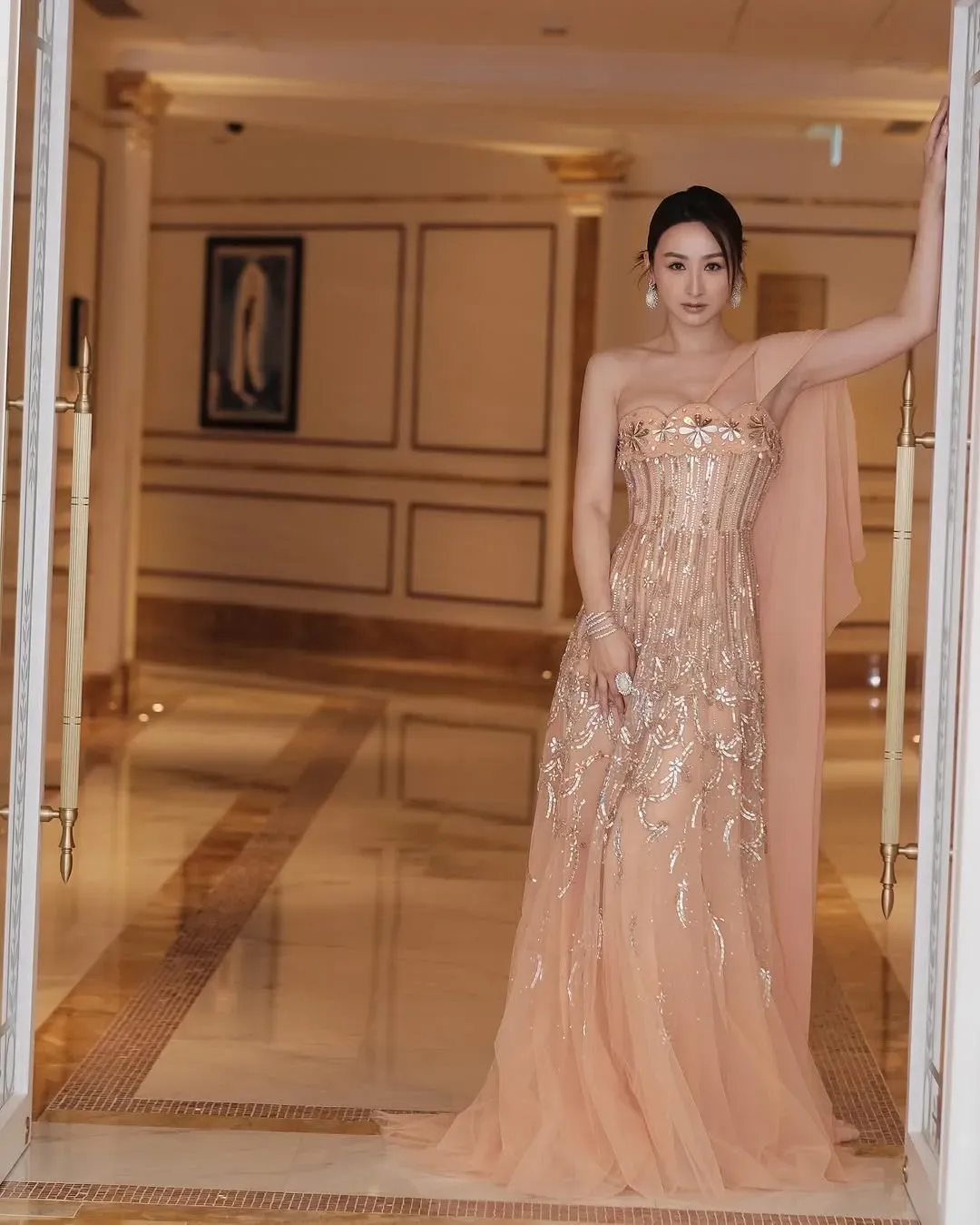 高Ling正以演藝圈時尚指標之路進發。