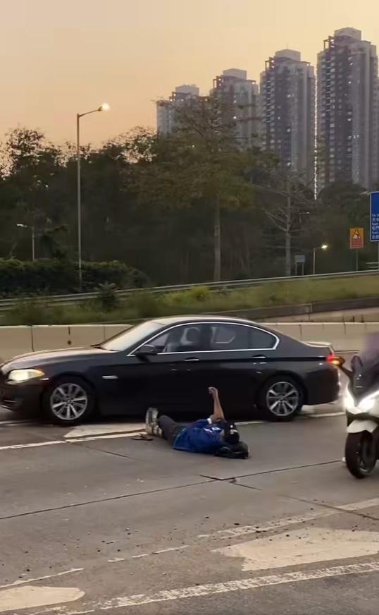 一名男子在青山公路近博愛醫院對開「躺平」,完全無視身邊熙來攘往的車輛。(網片截圖)