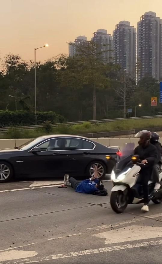 一名男子在青山公路近博愛醫院對開「躺平」,完全無視身邊熙來攘往的車輛。(網片截圖)