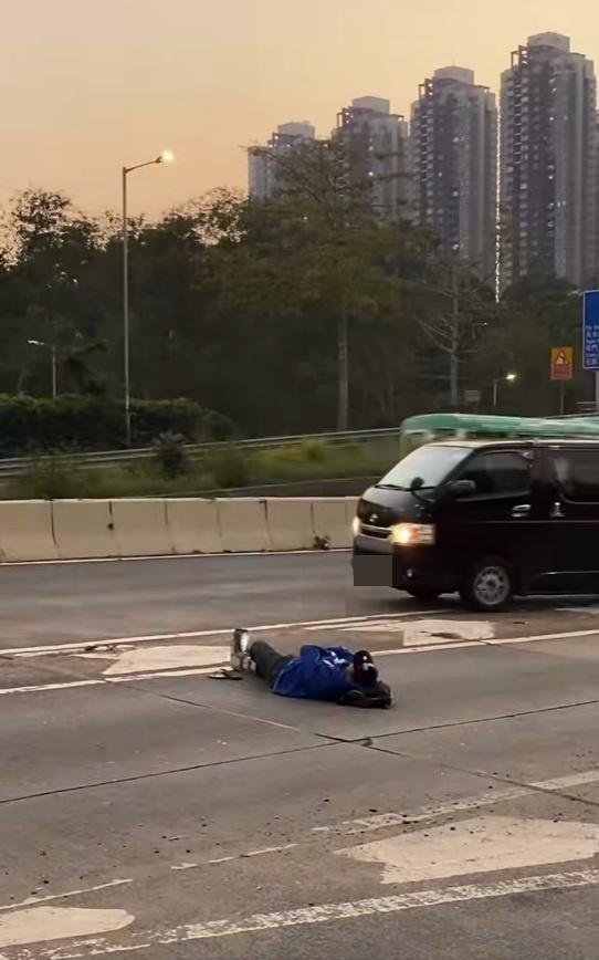 一名男子在青山公路近博愛醫院對開「躺平」,完全無視身邊熙來攘往的車輛。(網片截圖)
