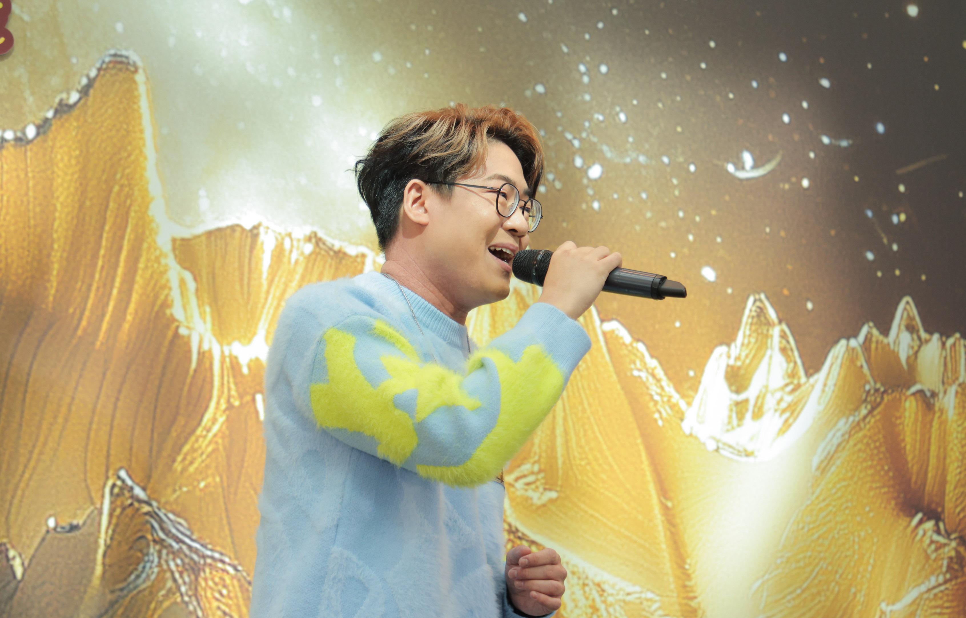 羅啟豪則壓軸演出,唱出《心碎了無痕》及《疾風》,贏盡觀眾掌聲。