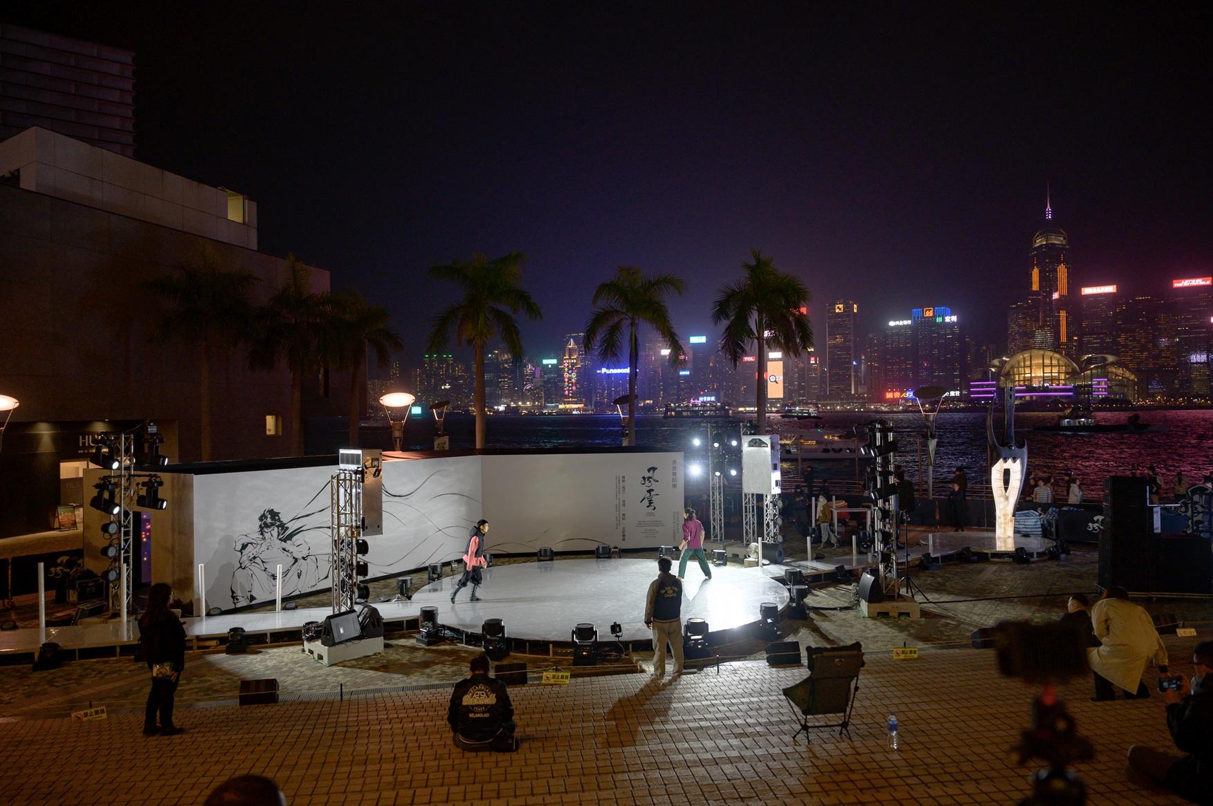 《舞動〈風雲〉:港漫 ✕ 舞蹈 ✕ 光影體驗》的舞台實景。