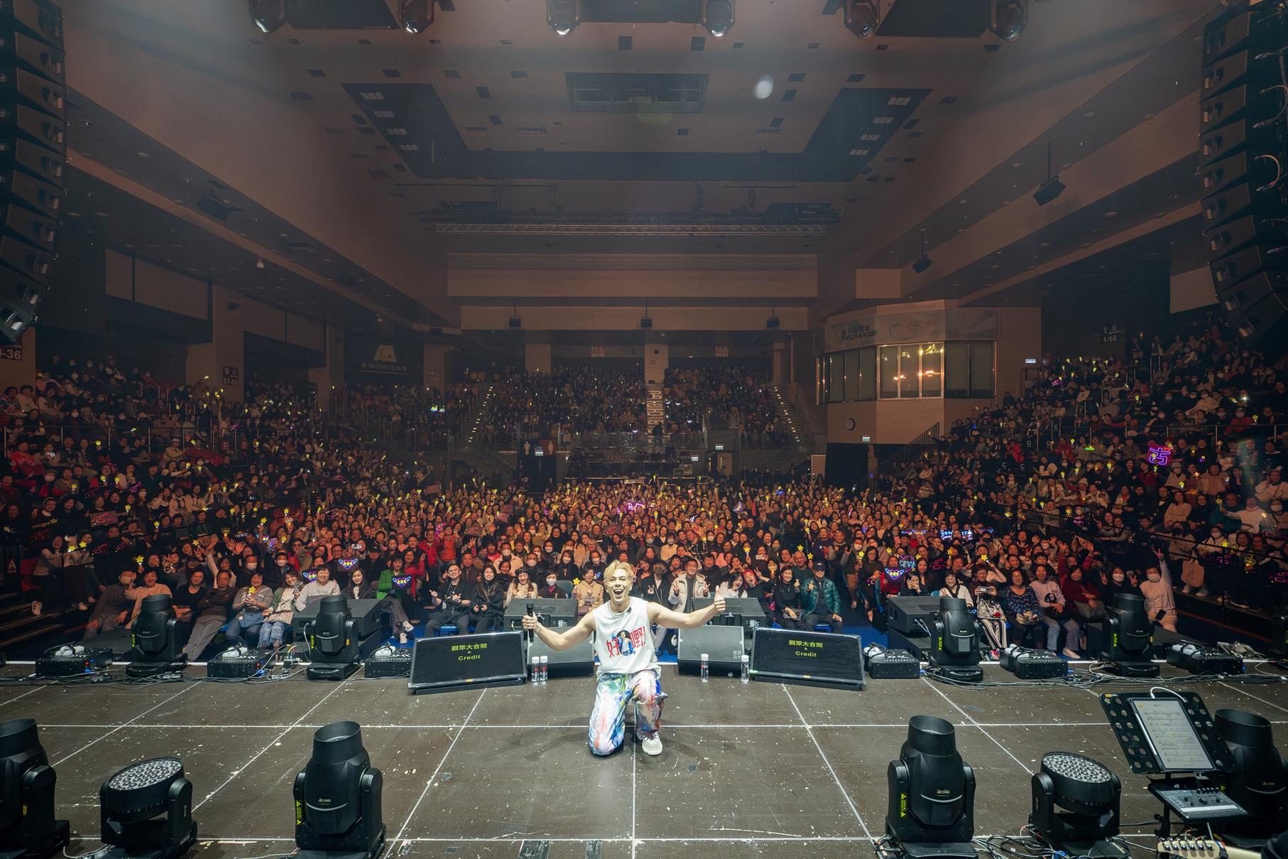 與全場觀眾大合照。