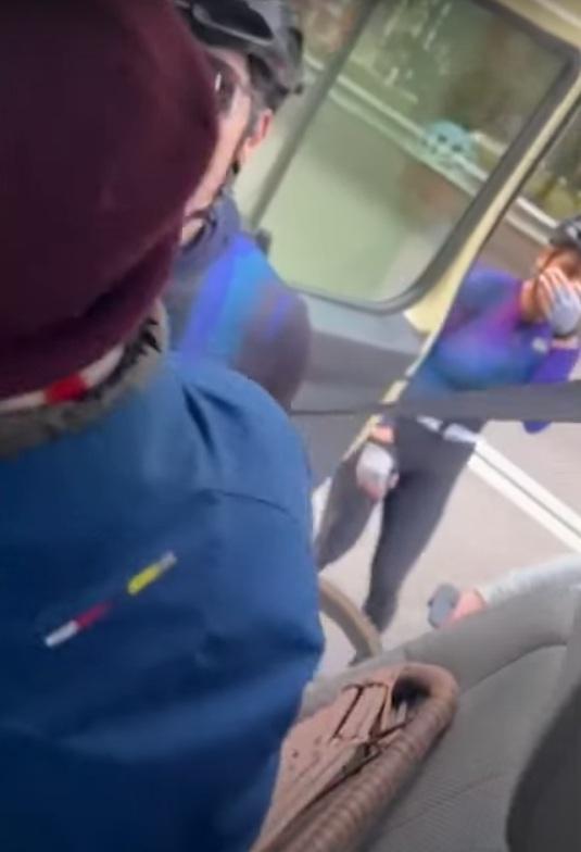 片中亦出現一名女子。(網片截圖)