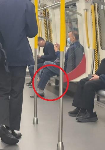 老鼠在一列港鐵車廂內四處奔走。(Threads截圖)