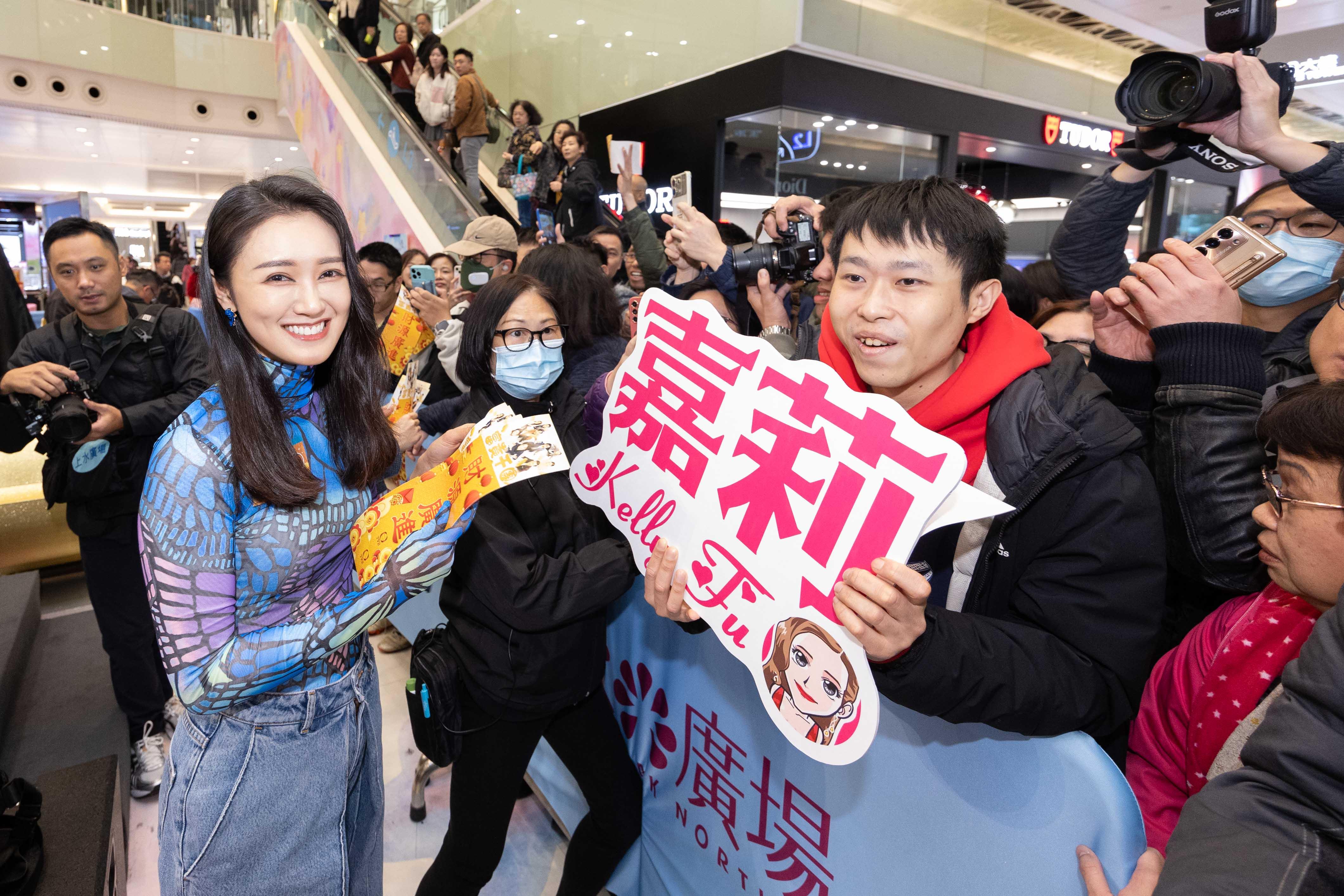 張寶兒劇裡演記者,混入金融機構調查騙案。