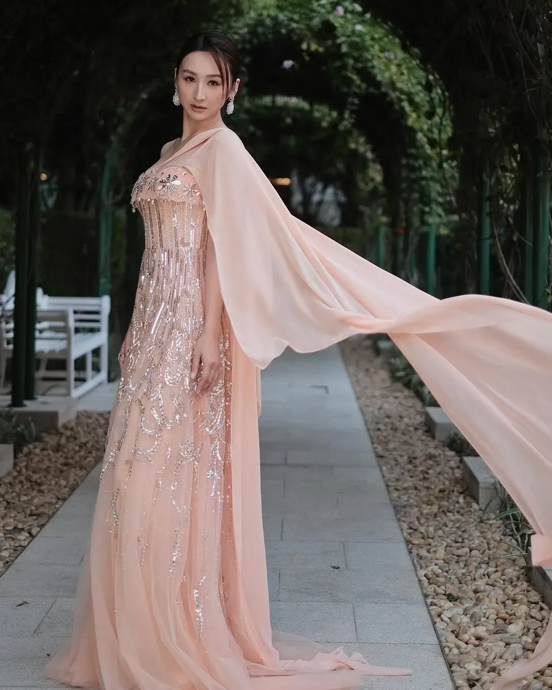 非常滿意自己造型的高Ling,拍下大量靚相。