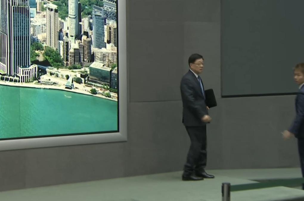 在記者會宣布結束時,李家超轉身回應或有更多港官被制裁時指「不會成功」。(直播截圖)