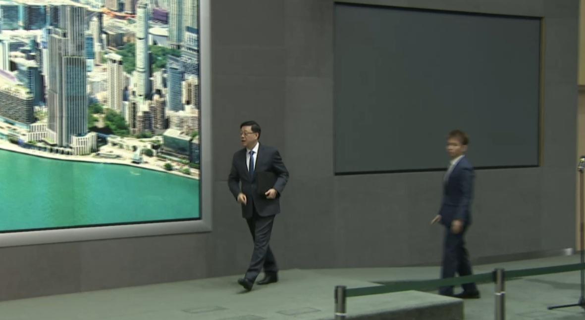 在記者會宣布結束時,李家超轉身回應或有更多港官被制裁時指「不會成功」。(直播截圖)