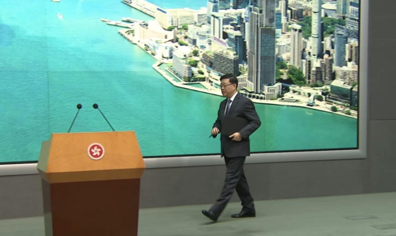 在記者會宣布結束時,李家超轉身回應或有更多港官被制裁時指「不會成功」。(直播截圖)