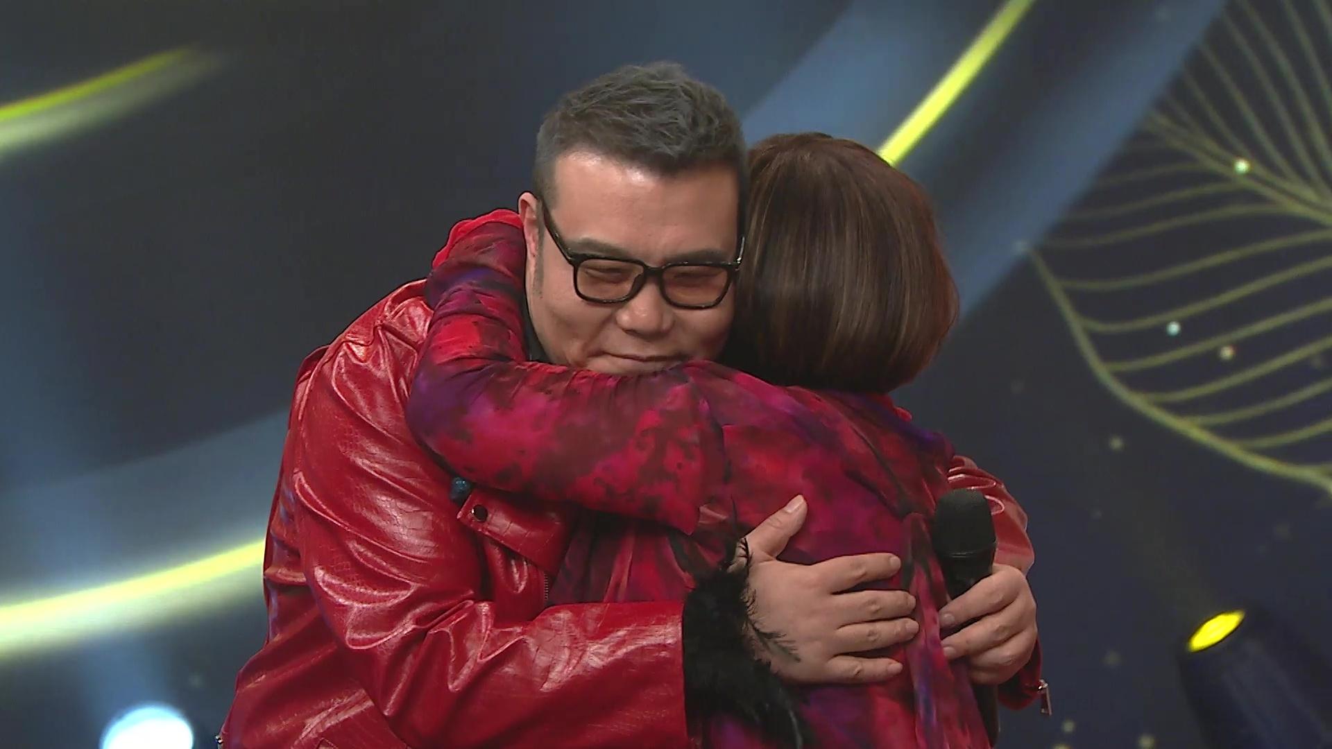 劉洋和郭偉倫輪流與台下導師韋綺姍擁抱。