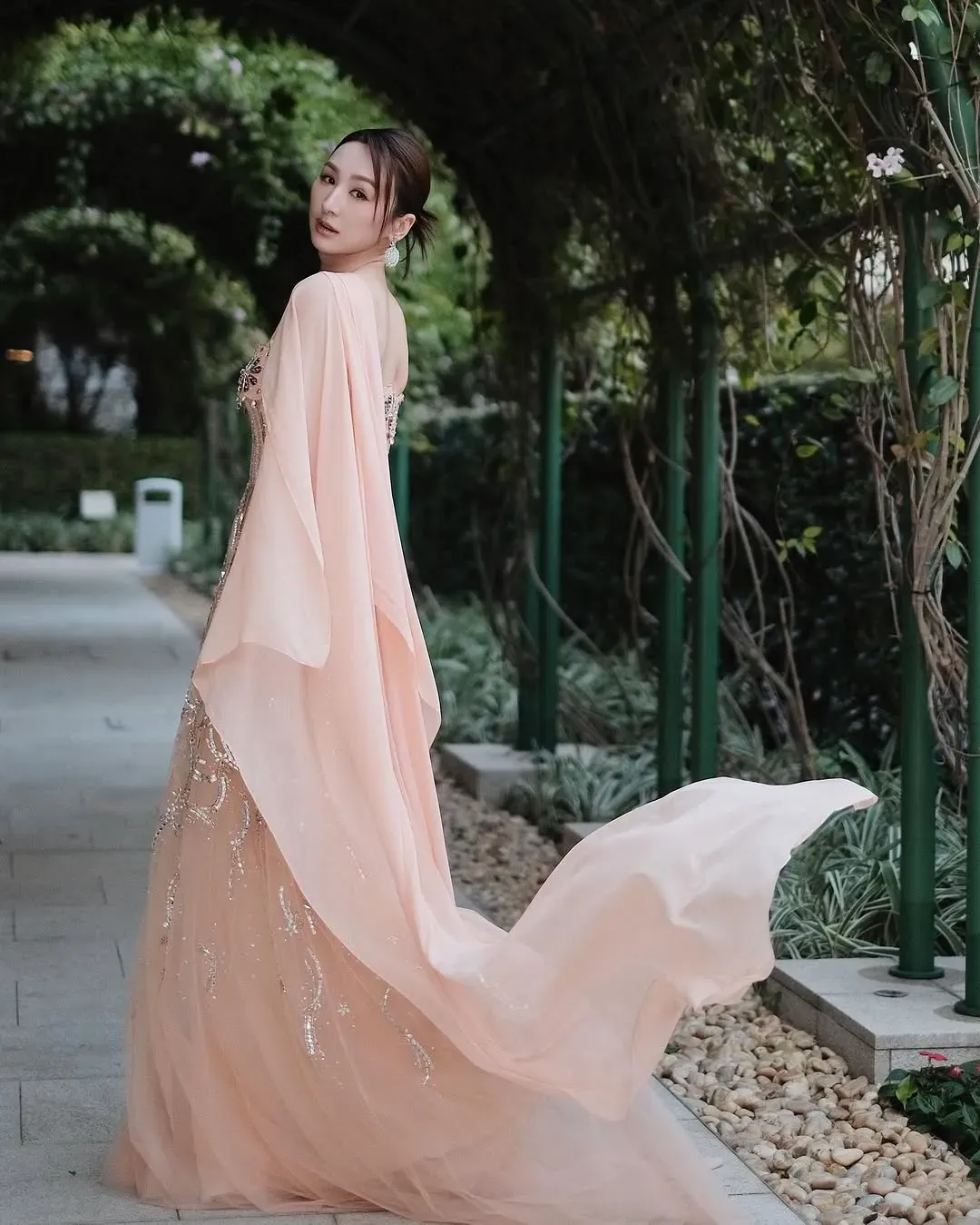 非常滿意自己造型的高Ling,拍下大量靚相。