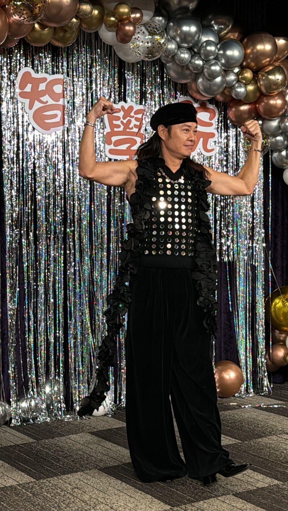 蔡一智到台灣舉行生日party,更除外衣大騷三頭肌老鼠仔。