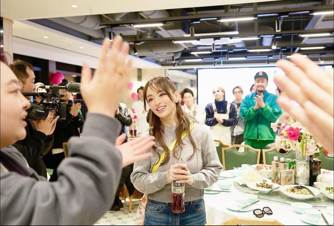 完成廣州個唱的步姐,近日在社交網大曬Labubu白天使。