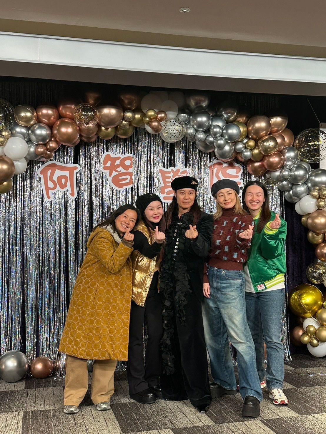 蔡一智在台灣生日party上,展示最近考獲的運動教練證書。