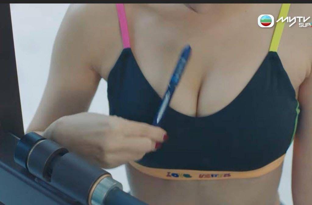 Bella林穎彤在第二集性感上陣,大騷事業線。