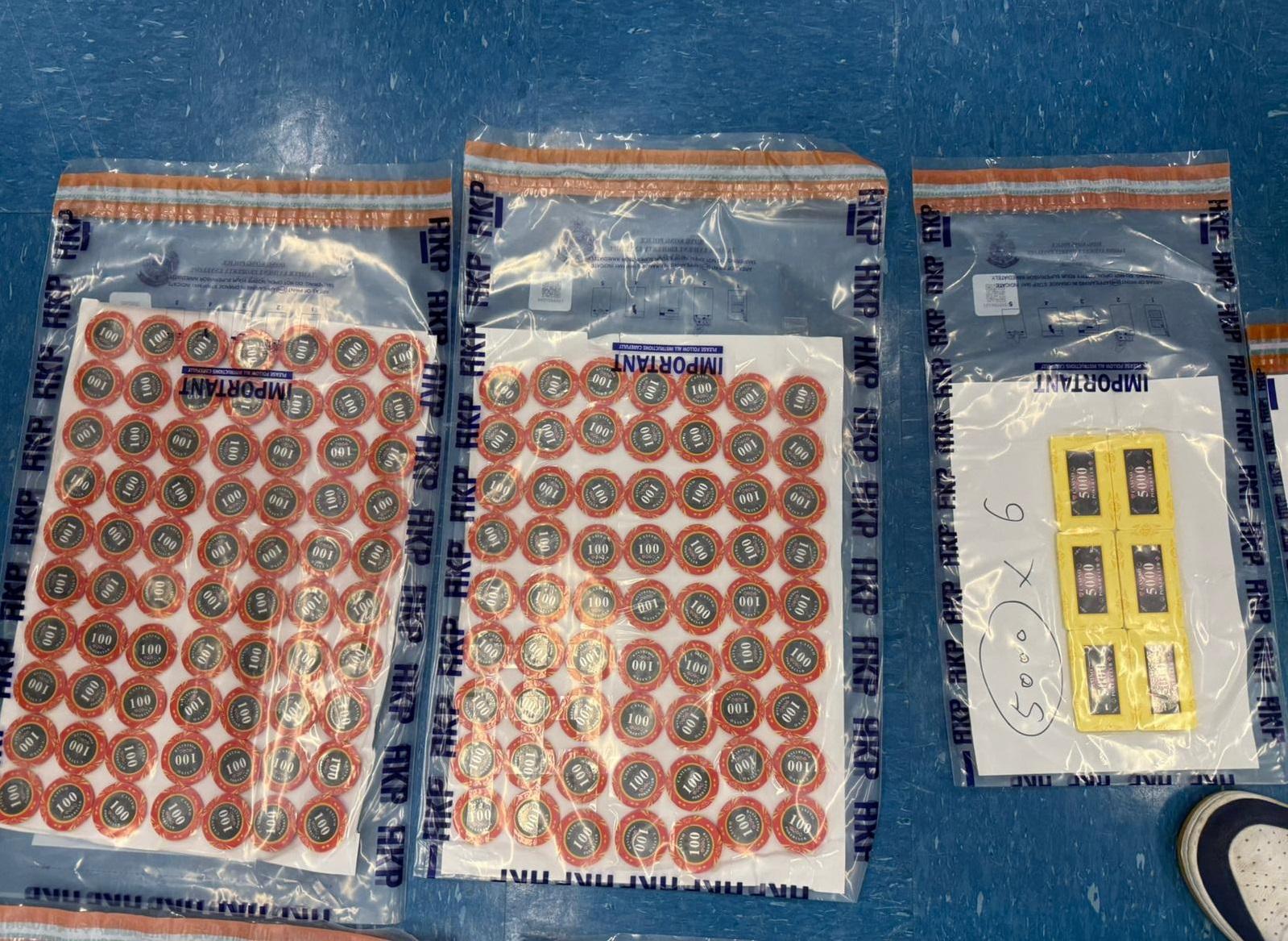 檢獲面值約42萬元籌碼。(警方圖片)